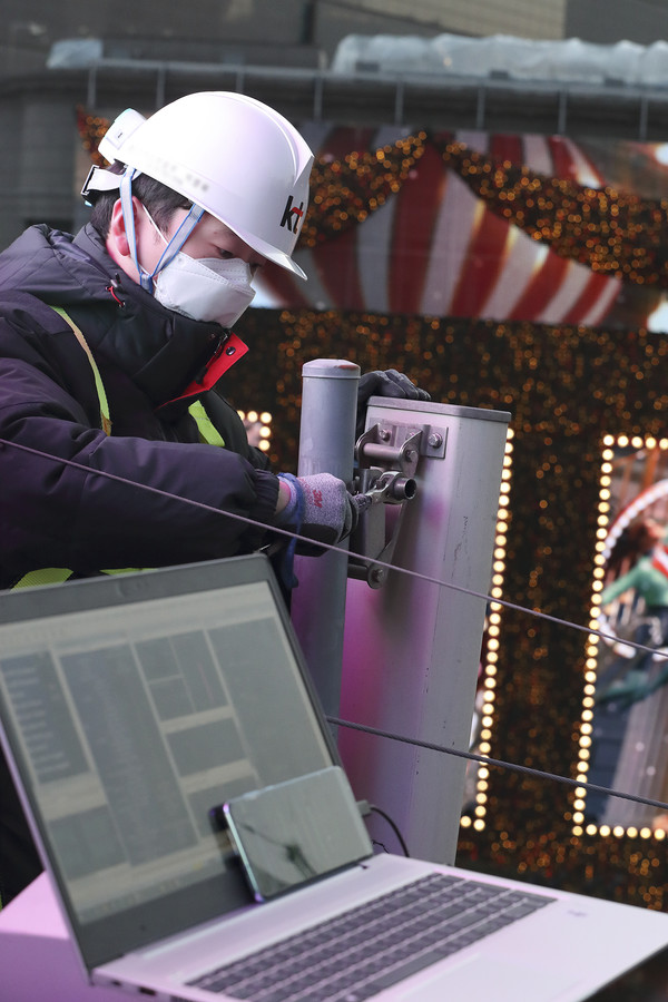 KT 네트워크 전문가가 서울 주요 번화가인 명동의 무선 품질을 점검하는 모습 (KT 제공)