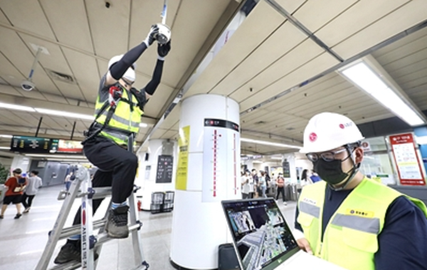 LG유플러스-하이트론씨스템즈 컨소시엄이 지난해 7월 서울교통공사 지하철 8호선 18개 역사에 스마트스테이션을 구축하는 사업을 수주해 올해 상반기까지 통합 플랫폼, 유선 네트워크 환경 구축 및 LTE-R 연동, 1~4호선 시스템(IP-MPLS망) 연계 세부사업을 진행하고 있다. (LG유플러스 제공)