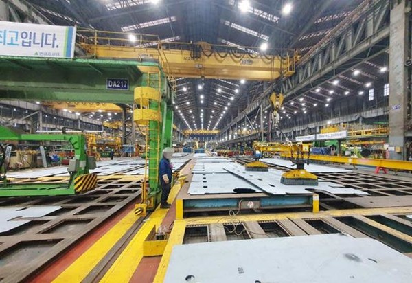 지난 24일 오후 현대중공업 울산조선소에서 근로자 1명이 크레인 작업 중 숨지는 사고가 발생한 가운데 회사 관계자가 현장을 둘러 보고 있다. (현대중공업 노조 제공)