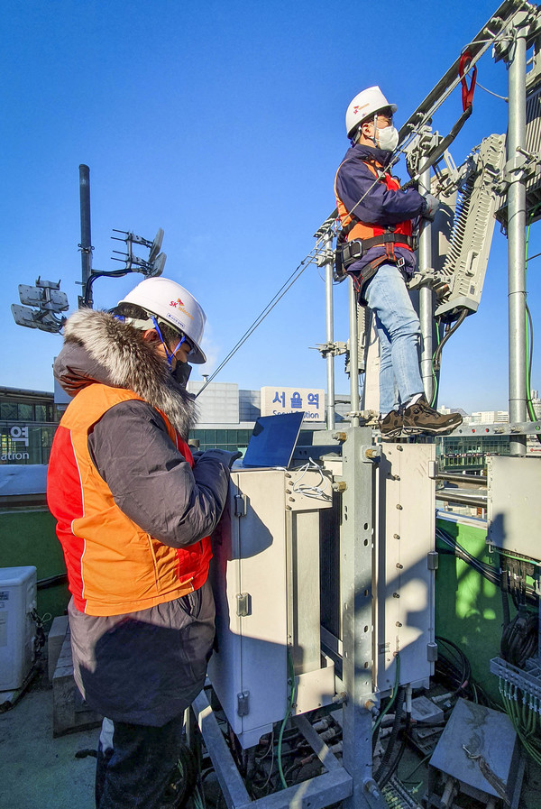 SK텔레콤이 설 연휴를 맞이해 귀성길 고객들의 통화 품질 지속성을 위해 통신 장비를 점검하고 있다. (SK텔레콤 제공)