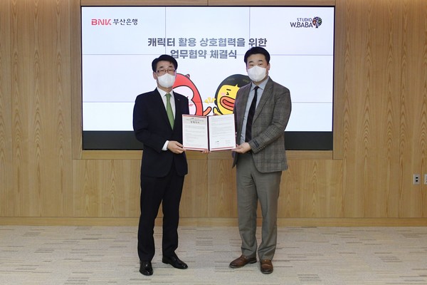BNK부산은행은 25일 부산은행 본점에서 애니메이션 제작 전문기업인 스튜디오더블유바바(주)와 캐릭터 콘텐츠 활용을 위한 업무 협약식을 체결했다고 밝혔다.(강상길 부산은행 디지털금융본부장, 이홍주 스튜디오더블유바바㈜ 대표이사·이상 왼쪽부터)