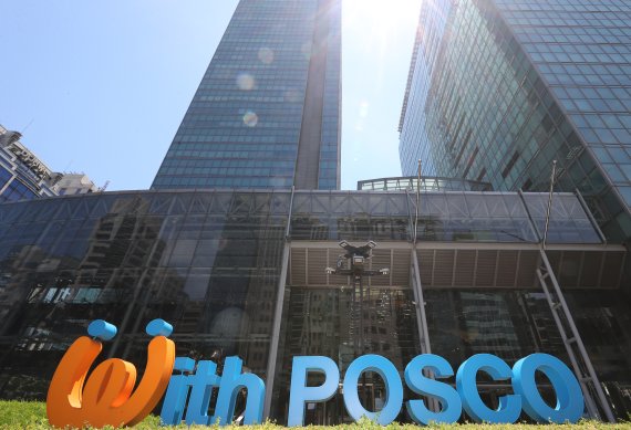 포스코의 지난 2분기 연결기준 영업이익이 2조2006억원으로 역대 분기 최고액을 기록한 22일 서울 강남구 포스코 센터 모습.(뉴시스 제공)