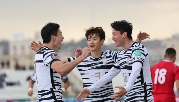 27일(현지시간) 레바논 시돈의 시립경기장에서 열린 2022 카타르 월드컵 아시아 최종예선 조별리그 A조 7차전 대한민국과 레바논의 경기. 조규성이 선제골을 터트린 뒤 황의조 등과 함께 기뻐하고 있다.