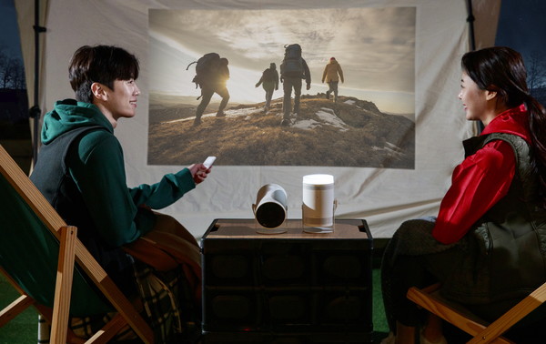 삼성전자 모델이 실내와 야외에서 자유롭게 사용 가능한 포터블 스크린 ‘더 프리스타일’을 선보이고 있다. (삼성전자 제공)