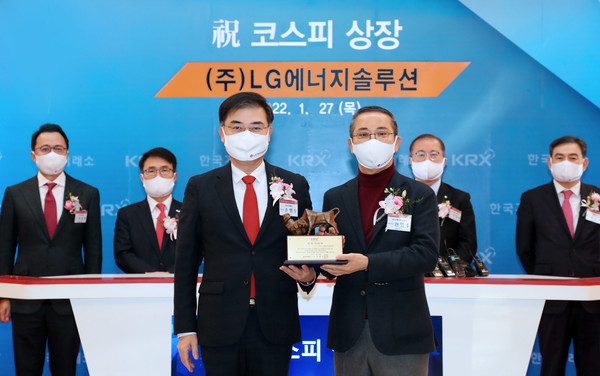 손병두 한국거래소 이사장(왼쪽)과 LG에너지솔루션 최고경영자(CEO)인 권영수 부회장(오른쪽)이 지난 27일 오전 서울 여의도 한국거래소에서 열린 상장 기념식에서 기념 촬영을 하고 있다.(한국거래소 제공)