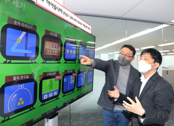 LG서울역 빌딩에서 아이들나라CO(Chief Officer) 박종욱 전무(왼쪽)와 에누마코리아 전유택 대표가 업무협약 양해각서(MOU)를 체결하고 기념사진을 촬영하고 있는 모습. (LG유플러스 제공) 