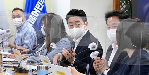 더불어민주당 대선경선기획단 강훈식 단장 등 참석자들이 지난해 7월 서울 여의도 중앙당사에서 열린 대선기획단 회의를 하고 있다. (뉴시스 제공) 