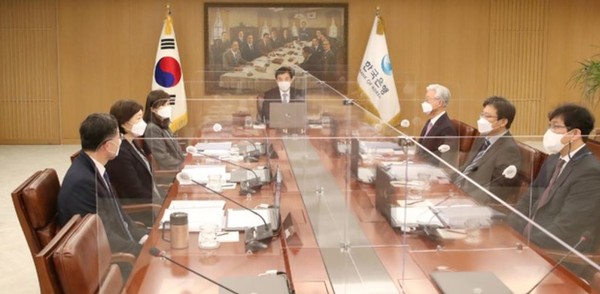 이주열 한국은행 총재가 지난달 14일 오전 서울 중구 한국은행에서 열린 금융통화위원회 본회의에서 회의를 주재하고 있다.(한국은행 제공)