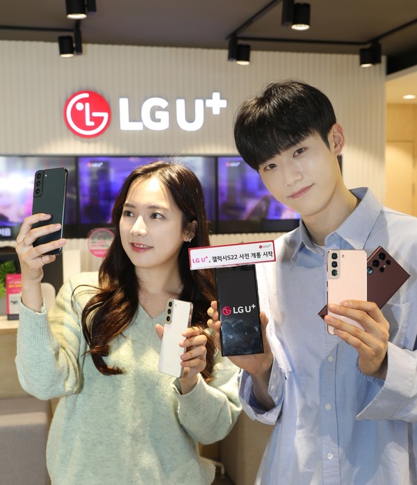 LG유플러스는 지난 14일부터 8일간 예약판매를 진행한 결과, 갤럭시 S22 시리즈는 전작에 비해 2배가량 높은 예약량을 기록하며 고객들의 높은 호응을 얻었다고 밝혔다. 사진은 LG유플러스 모델이 갤럭시 S22의 사전 개통을 알리는 모습. (LG유플러스 제공) 