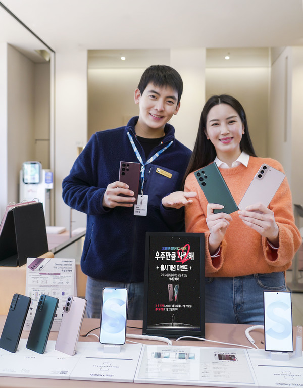 SK텔레콤 홍보모델들이 T WORLD 매장에서 ‘T안심보상’, ‘5GX클럽 갤럭시 S22’ 등 구매지원 프로그램을 소개하고 있다. (SK텔레콤 제공)