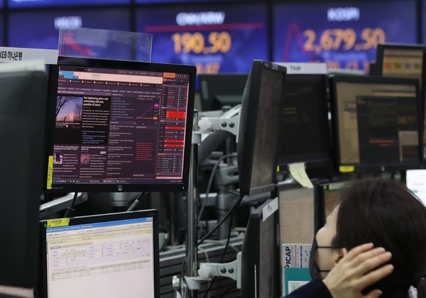 푸틴 러시아 대통령이 우크라이나 지역에서 군사작전을 선포했다는 소식이 24일(현지시간)  나오면서 장중 1200원을 넘어선 후 오름 폭(원화 가치 하락)을 되돌리지 못한 채 1202.4원에 장을 닫았다.(뉴시스 제공)