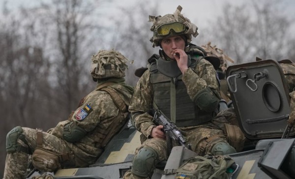 24일(현지시간) 우크라이나 동부 도네츠크에서 우크라이나 군인들이 병력 수송 장갑차를 타고 이동하고 있다. 러시아군은 24일 블라디미르 푸틴 대통령의 명령으로 우크라이나를 전면 침공했다.(뉴시스 제공)