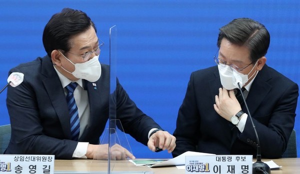 이재명 더불어민주당 대선 후보와 송영길 당 대표가 지난 24일 서울 여의도 더불어민주당 중앙당사에서 열린 더불어민주당 긴급 안보경제 연석회의에서 대화하고 있다. (뉴시스 제공) 