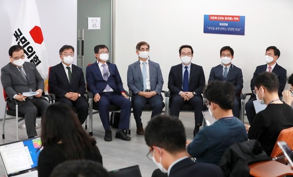 윤석열 캠프 외교안보 정책자문단이 지난해 9월 22일 오후 서울 여의도 국민의힘 중앙당사에서 윤석열 대선 (예비)후보의 외교안보 관련 공약발표를 듣고 있다. 왼쪽부터 김성한 고려대 국제대학원 교수, 홍규덕 숙명여대 교수, 백승주 국민캠프 안보정책본부장, 김용현 전 합참 작전본부장, 이도훈 전 외교부 한반도평화교섭본부장, 박철희 서울대 국제대학원 교수, 신범철 경제사회연구원 외교안보센터장 (뉴시스 제공)