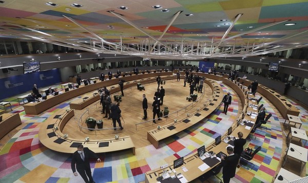 24일(현지시간) 벨기에 브뤼셀의 유럽이사회 건물에서 유럽연합(EU) 긴급 정상회담이 열리고 있다. EU 정상들은 금융, 에너지, 교통 부문과 수출 통제, 수출 금융 등 러시아에 대한 추가 제재에 합의했다. (뉴시스 제공)