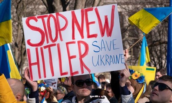 27일(현지시간) 워싱턴 백악관 밖에서 러시아의 우크라이나 침공에 반대하는 시위가 열려 시위대가 우크라이나 국기와 손팻말을 들고 있다.(뉴시스 제공)