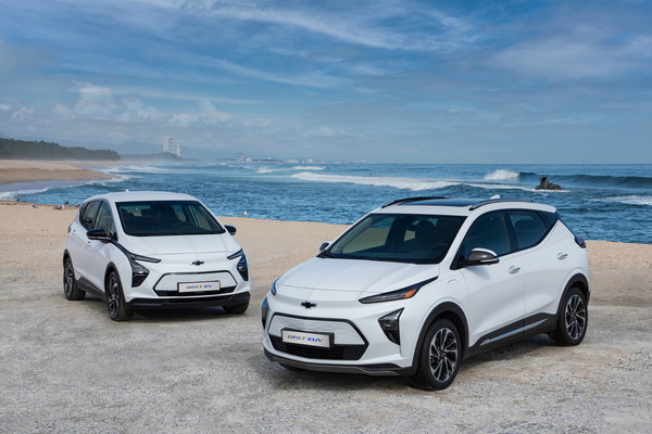 쉐보레 전기차 모델 볼트EV(왼쪽)와 볼트EUV (GM제공)