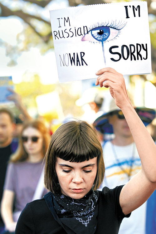 “나는 러시아인입니다, 미안합니다”… 전 세계 우크라이나 지지 확산 러시아의 우크라이나 침공을 규탄하는 시위가 전 세계로 확산되는 가운데 지난달 27일(현지 시간) 미국 캘리포니아주 샌타모니카의 반전 시위에 참석한 러시아 여성 카트리나 레피나 씨가 ‘나는 러시아인입니다. 미안합니다. 전쟁 반대’라고 적힌 팻말을 든 채 고개를 숙이고 있다. 그는 블라디미르 푸틴 러시아 대통령을 지지하지 않으며 전쟁 소식을 접할 때마다 우크라이나인의 고통을 느껴 자신의 심장 또한 피를 흘리는 기분이라고 했다. 
