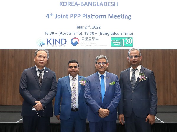 2일 서울 여의도에서 열린 ‘제4차 한국 방글라데시 PPP공동협의체’에 참석한 임종대 GS건설 D.Energy솔루션 담당, 아불 바샤르 방글라데시 PPPA 부청장, 카우사르 아미르 알리 방글라데시 다카배전공사 사장, 나즈물 아베딘 방글라데시 전력청 국장(이상 왼쪽부터)이 기념촬영을 하고 있다. (GS건설 제공)