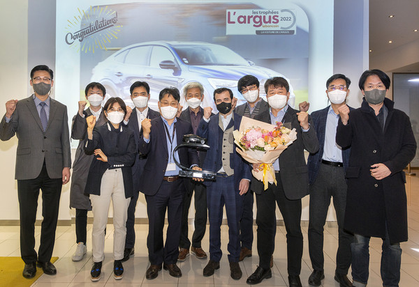 지난 4일 오후 경기도 용인 르노삼성자동차 중앙연구소에서 프랑스 라거스 트로피 전달식이 진행됐다. 르노삼성자동차 스테판 드블레즈 사장(왼쪽에서 7번째)과 XM3 개발 주역 대표로 트로피를 수상한 박상근 디렉터(왼쪽에서 5번째) 및 연구원들이 기념 촬영했다.