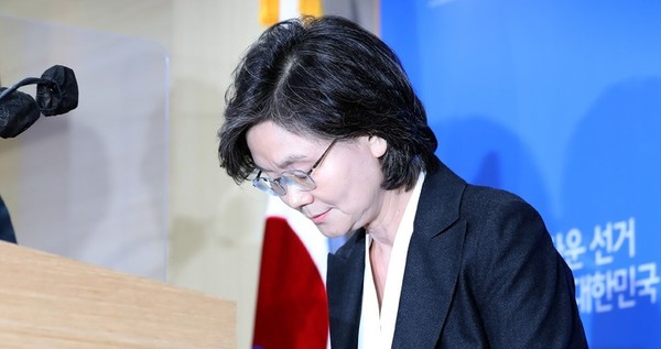 노정희 중앙선거관리위원회 위원장이 제20대 대통령선거를 하루 앞둔 8일 오후 경기 과천시 중앙선거관리위원회에서 대국민 담화 발표를 마친 후 인사를 하고 있다. (뉴시스 제공)