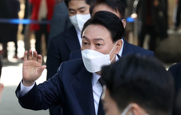 윤석열 제20대 대통령 당선인이 당선 후 첫 공식 일정으로 국립서울현충원 참배를 위해 10일 오전 서울 서초구 자택을 나서고 있다. (뉴시스 제공)