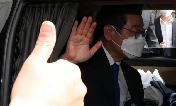 이재명 더불어민주당  대선 후보가 10일 서울 여의도 더불어민주당 중앙당사에서 열린 선대위 해단식을 마친 후 당사를 떠나고 있다.(뉴시스 제공)