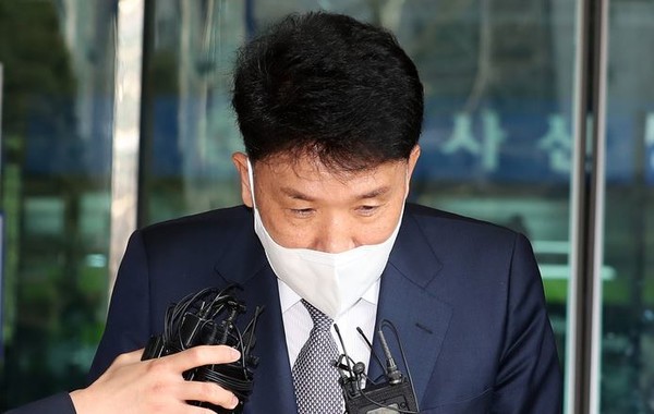 함영주 하나금융그룹 부회장이 지난 11일 오후 서울 마포구 서울서부지법에서 열린 하나은행 채용비리 관련 선고 공판을 마친 후 인사를 하고 있다. 함 부회장은 이날 선고 공판에서는 무죄를 선고 받았다.(뉴시스 제공)