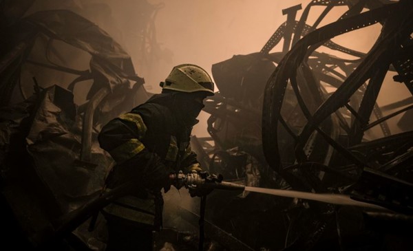 우크라이나 키이우 북쪽 브로바리에서 한 소방관이 이날 새벽 러시아의 공습으로 파괴된 대형 식품 저장고의 불을 끄고 있다. 러시아군은 폴란드 국경에서 불과 25㎞ 떨어진 군사 훈련 시설에 미사일 공격을 가해 35명이 숨졌다.(뉴시스 제공)