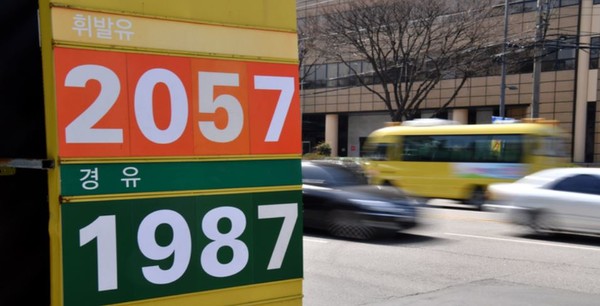 러시아-우크라이나 사태 장기화로 국제유가가 급등한 가운데 15일 오전 광주 서구의 모 주유소의 휘발유 가격이 2000원대를 돌파했다.(뉴시스 제공)