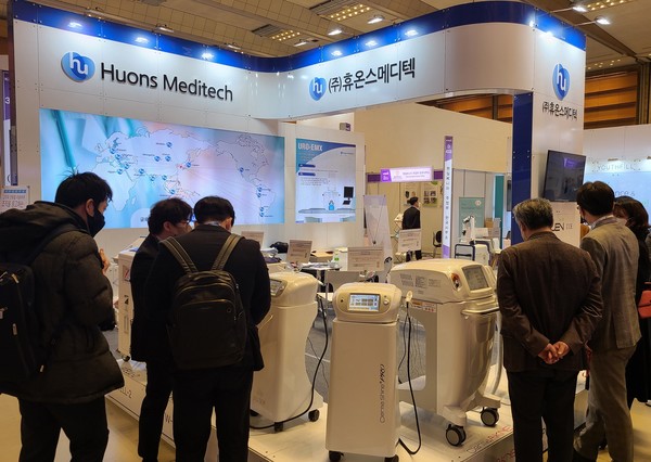 국산 의료기기 기업 휴온스메디텍이 국제의료기기·병원설비전시회(KIMES 2022)에 참가해 자사 제품을 출품했다. (휴온스글로벌 제공)