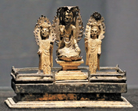 국보 제73호인 ‘금동삼존불감’.