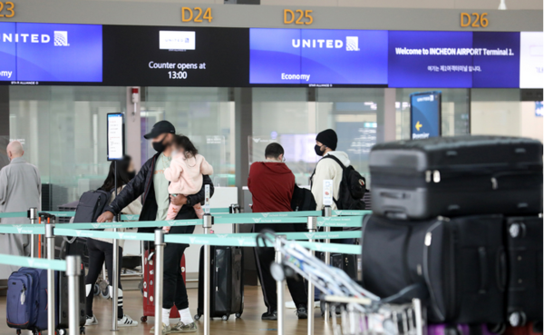 코로나19 백신 접종을 완료한 해외입국자 자가격리 면제가 시행된 21일 오후 인천국제공항 제1여객터미널 출국장에서 공항 이용객들이 이용객들이 출국 수속을 밟고 있다. (뉴시스 제공)