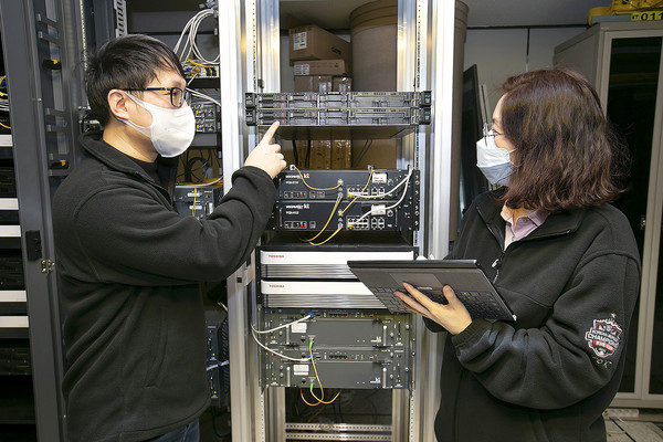 KT 연구원들이 하이브리드 양자암호 네트워크에서 서비스 품질을 평가하고 있다. (KT 제공) 