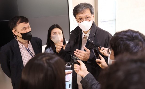 이창용 한국은행 총재 후보자가 1일 오전 서울 중구 세종대로 부영태평빌딩에 마련된 인사청문회 사무실로 출근하며 취재진의 질문에 답하고 있다.(뉴시스 제공)
