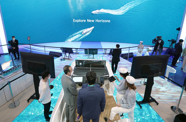 현대중공업그룹은 지난 1월 미국 라스베이거스에서 열린 세계 최대 전자·IT 전시회 ‘CES 2022’에 참가, 미래비전으로 ‘FutureBuilder’를 제시했다. 현대중공업그룹 부스에서 선박 자율운항기술을 체험하고 있는 관람객들의 모습. (현대중공업그룹 제공)