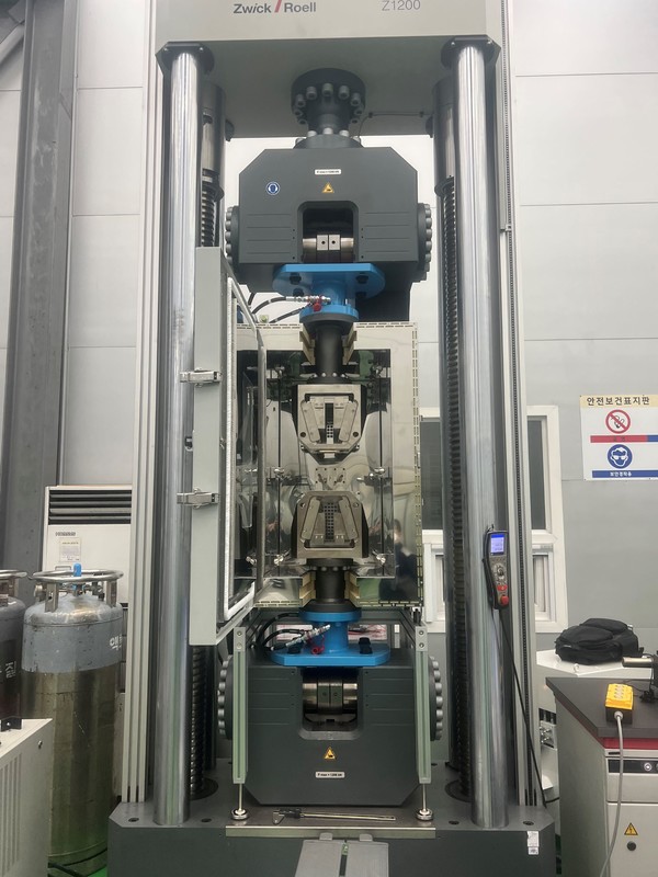 현대제철 인천공장에 도입된 초저온 철근 인장시험 설비 사진 (현대제철 제공)