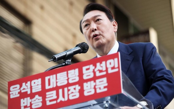 윤석열 대통령 당선인이 지난 22일 부산 해운대구 반송큰시장을 방문해 시민들에게 감사 인사를 하고 있다.(뉴시스 제공)