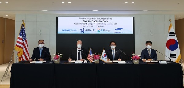 26일 서울 강남구 GS타워에 위치한 GS에너지 본사에서 이병수 삼성물산 부사장(오른쪽부터), 허용수 GS에너지 대표이사 사장, 존 홉킨스 미국 뉴스케일파워 사장, 나기용 두산에너빌리티 부사장이 전세계 SMR 발전소 사업개발 공동추진 MOU 체결 후 기념촬영을 하고 있다. (GS에너지 제공)