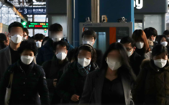 정부가 다음달 2일부터 실외 마스크 착용 의무를 해제키로 했다. (뉴시스 제공)