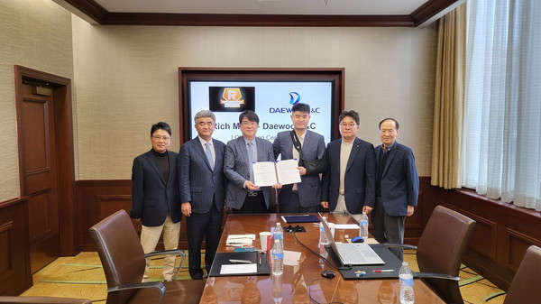 중흥그룹 정원주 부회장(왼쪽에서 두 번째)과 대우건설 한승 신사업추진실장(가운데 왼쪽) 등이 뉴저지 토지주 및 사업 관계자와 LOI 서명식을 마치고 기념촬영을 하고 있다. (대우건설 제공)