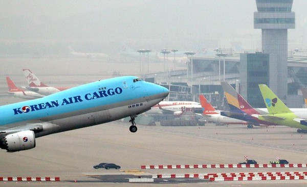 인천국제공항에서 대한항공 화물기가 이륙하고 있다. (뉴시스 제공)