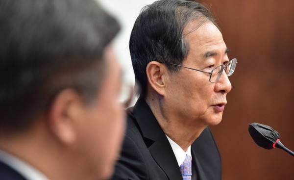 한덕수 국무총리가 24일 서울 여의도 국회에서 윤호중 더불어민주당 공동비상대책위원장과 만나 인사말을 하고 있다.(뉴시스 제공)