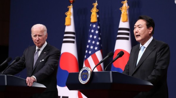 윤석열 대통령과 조 바이든 미국 대통령이 21일 서울 용산 대통령실 청사에서 공동기자회견을 하고 있다.(뉴시스 제공)