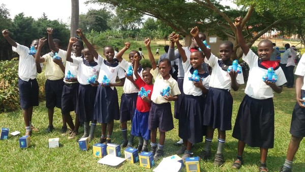 세인트 테레자 초등학교 어린이저축그룹 회원들이 6월 3일 ‘저축의 날 행사’에서 새마을금고 브랜드 캐릭터인 ‘블루 원정대’ 저금통을 들고 파이팅을 외치고 있다.(새마을금고중앙회 제공)