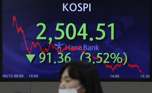 13일 오후 서울 중구 하나은행 딜링룸.(뉴시스 제공)