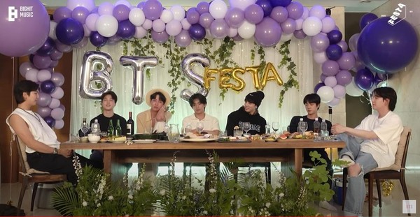 지난 14일 공개된 '찐 방탄회식' 영상 속 방탄소년단 멤버들 (방탄TV 유튜브 캡처)