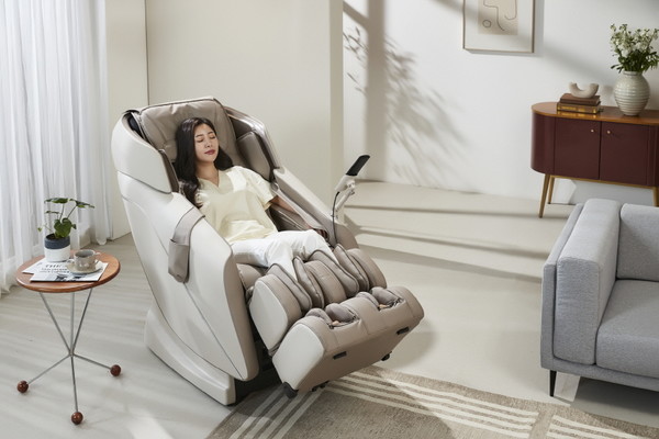 LG전자가 최근 프리미엄 안마의자 ‘LG 힐링미 타히티’를 출시했다. 여자모델이 안마의자를 사용하는 모습 (LG전자 제공) 