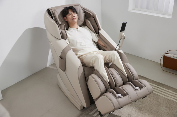 LG전자가 최근 프리미엄 안마의자 ‘LG 힐링미 타히티’를 출시했다. 남자모델이 안마의자를 사용하는 모습 (LG전자 제공) 