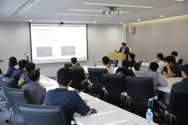 김휘강 교수와 현대오토에버 임직원들이 현대오토에버 사옥에서 개최된 차량 보안 미래 동향 세미나에 참여하고 있다 (현대오토에버 제공) 